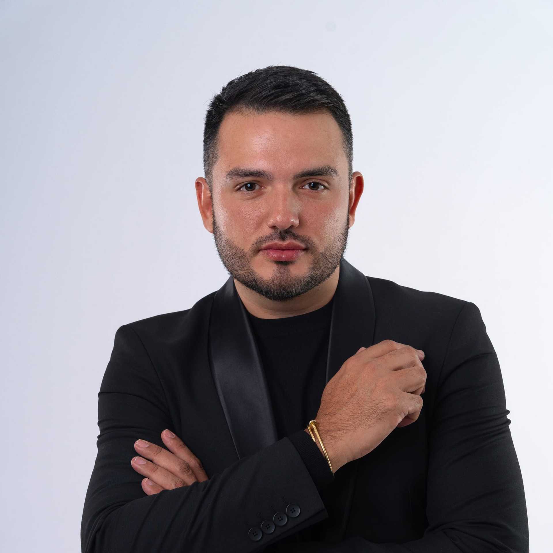 Portrait of Juan David, a professional stylist at A&D Salon, showcasing their expertise and style.